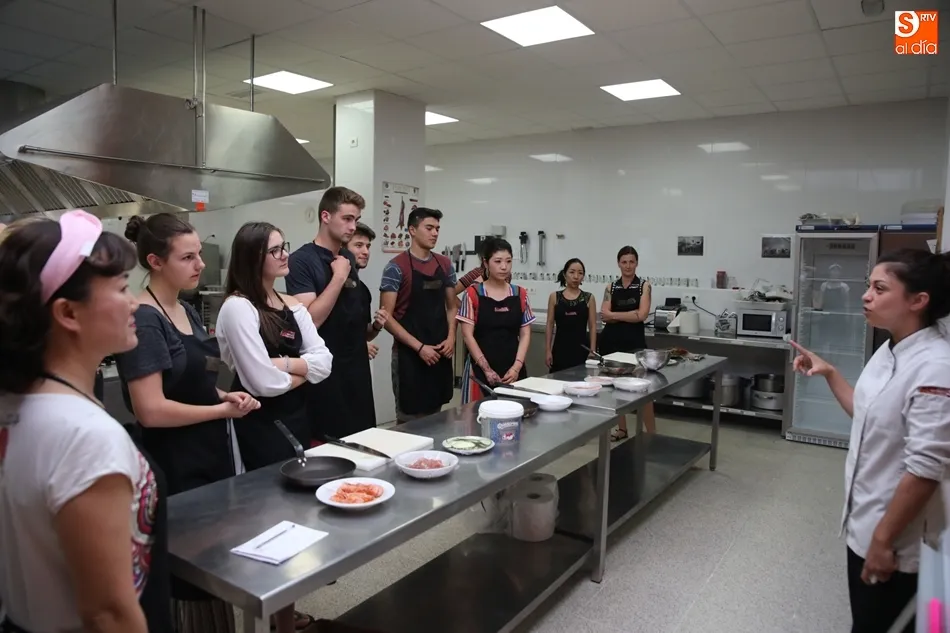 Grupo de estudiantes de español en la clase de gastronomía en la Escuela de Hostelería. Foto: Alberto Martín
