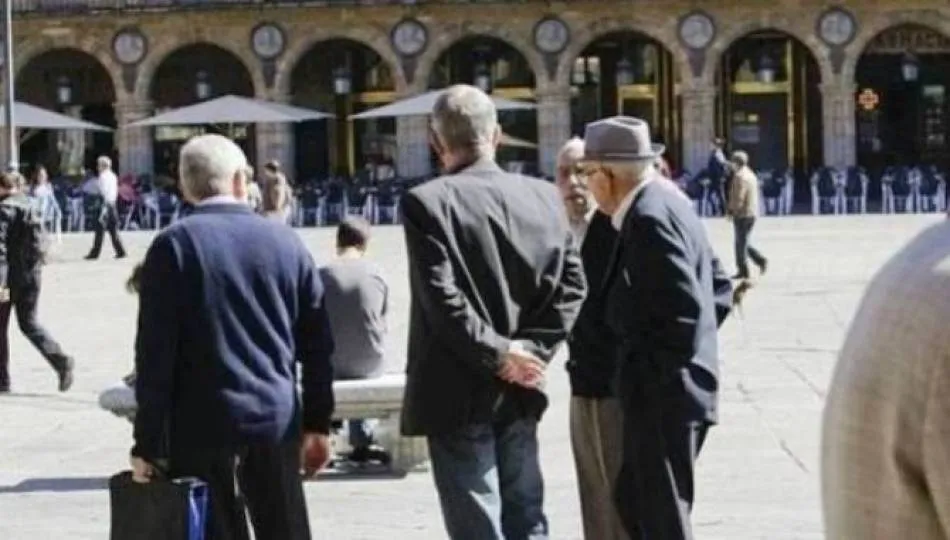 Un grupo de jubilados en la Plaza Mayor.