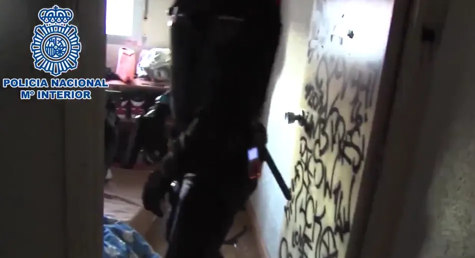 Los agentes entran en la vivienda de reunión y captación