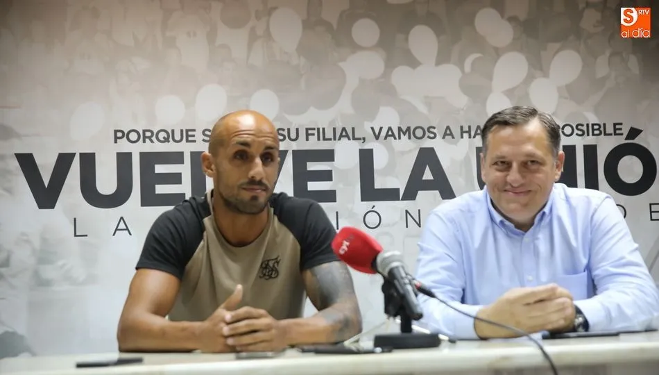 El nuevo jugador, Héctor Gómez, y el presidente del club, Carlos Martín