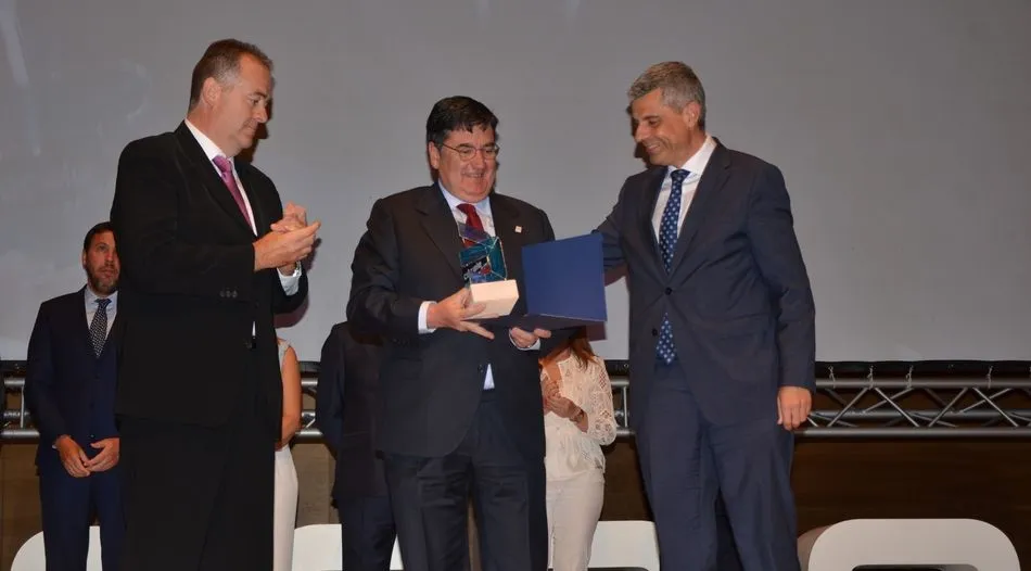 Entrega del CECALE de oro al empresario salmantino. Foto: Agencia Pyme