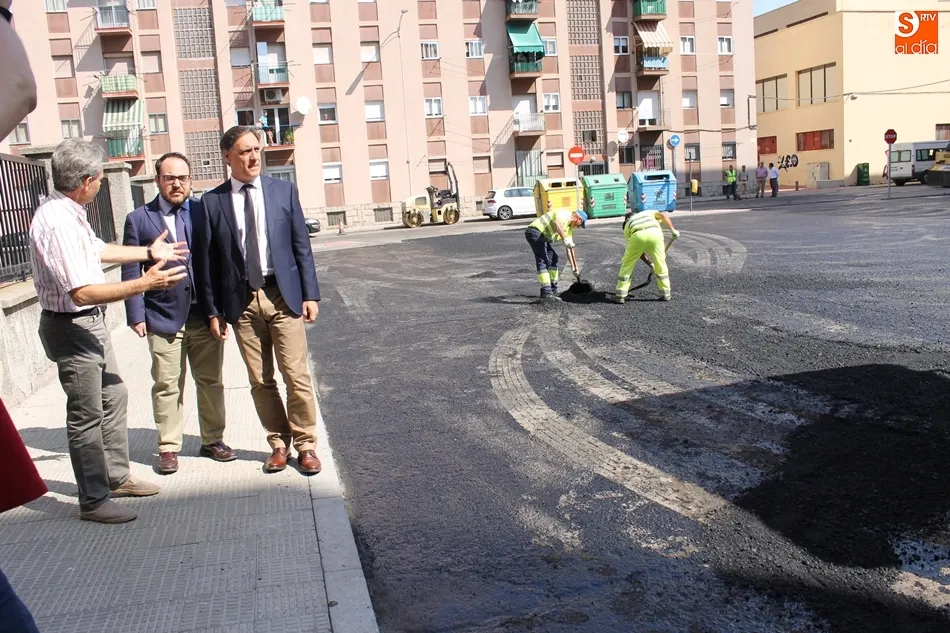 Visita a las obras que se están ejecutando en la plaza García Lorca, en el barrio Garrido.