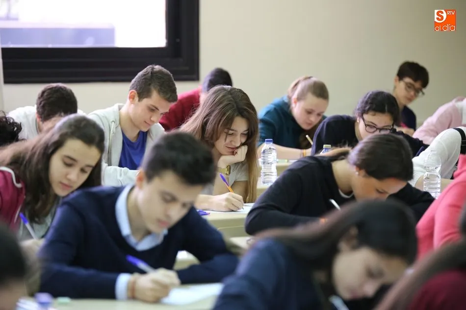 Alumnos durante la pasada convocatoria de la EBAU en el distrito de Salamanca.