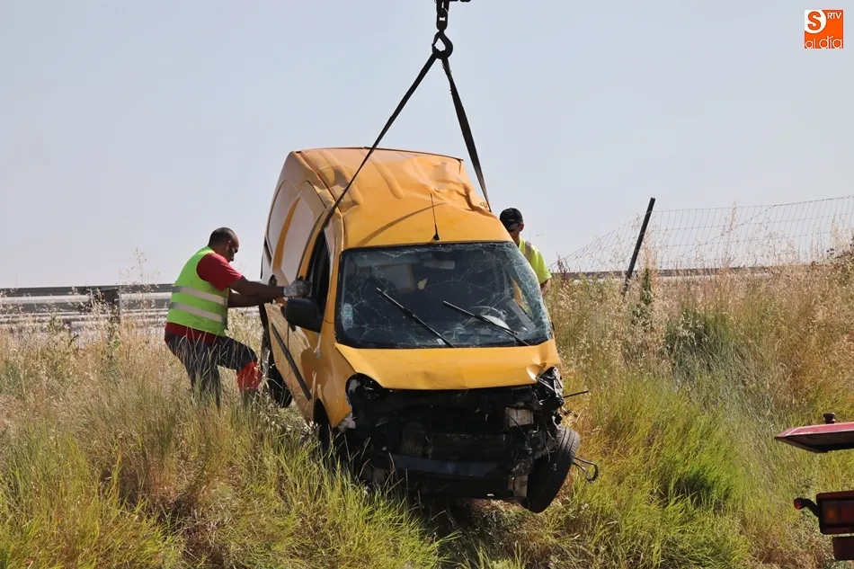 Estado en el que ha quedado la furgoneta implicada en el accidente. FOTOS: Alberto Martín
