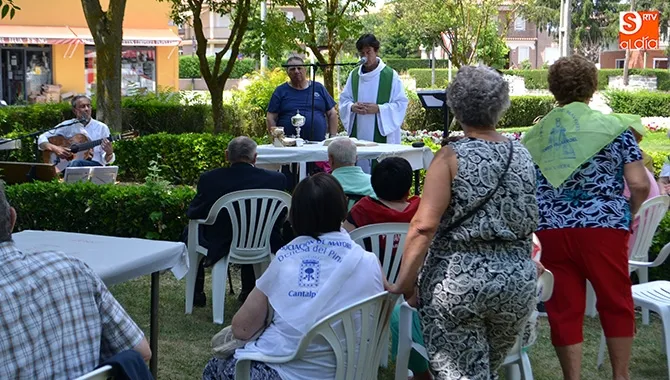 Más de 200 personas se reunían este viernes en el parque Los Jardines para participar en el encuentro comarcal de mayores