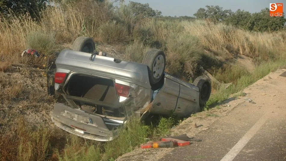 Un joven resulta herido al volcar su coche a la altura del término de Peralejos de Arriba