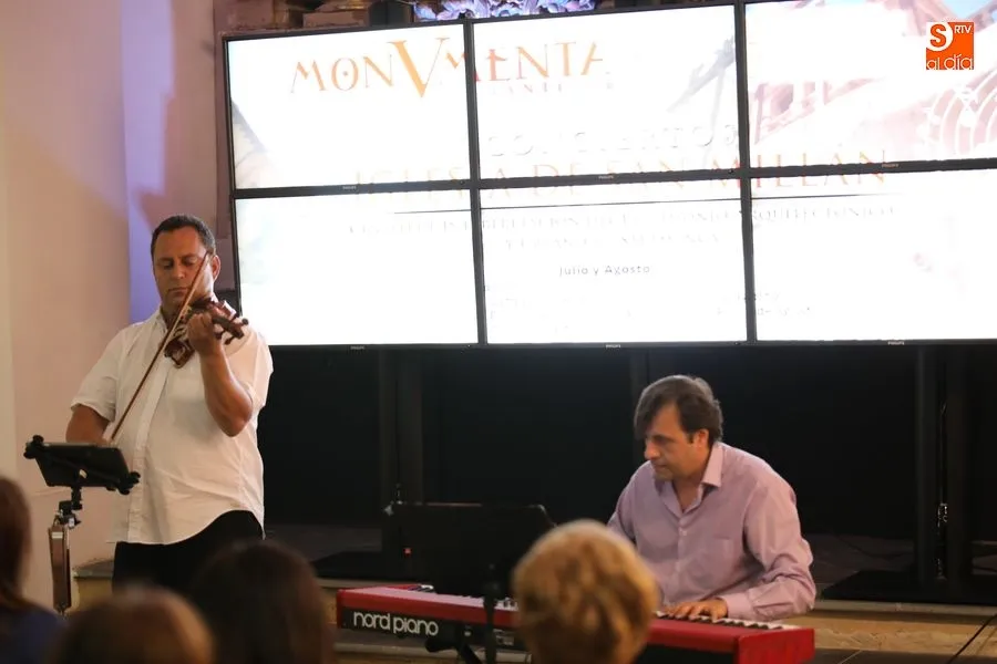 Sergio Fuentes y Chema Corvo durante su concierto en la iglesia de San Millán / Foto: Alberto Martín.