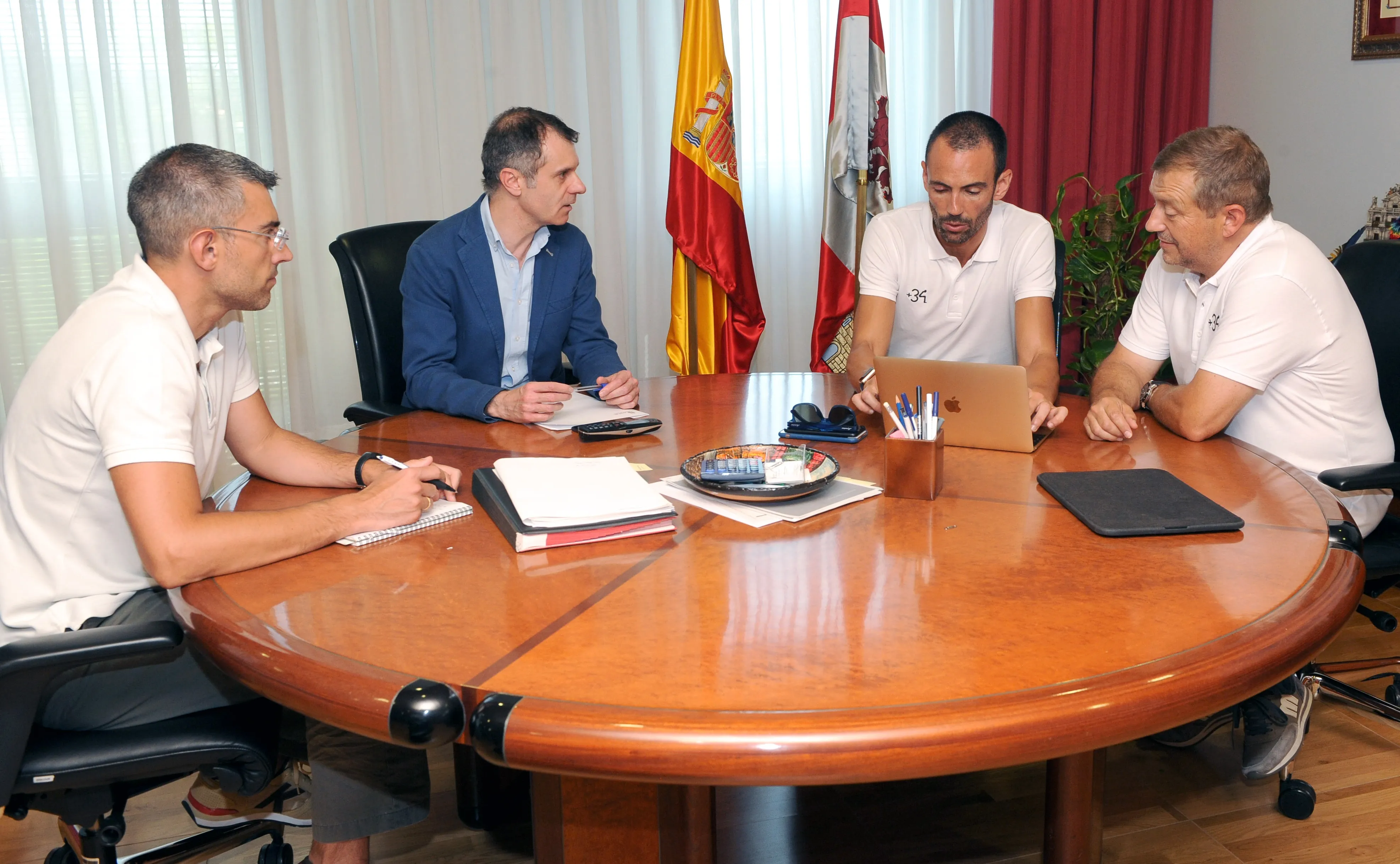 Reunión de la Junta de Castilla y León con los miembros de la Fundación +34.