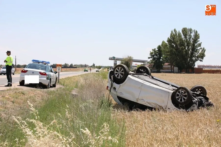 Trasladadas dos personas al hospital tras volcar su vehículo en Calvarrasa  