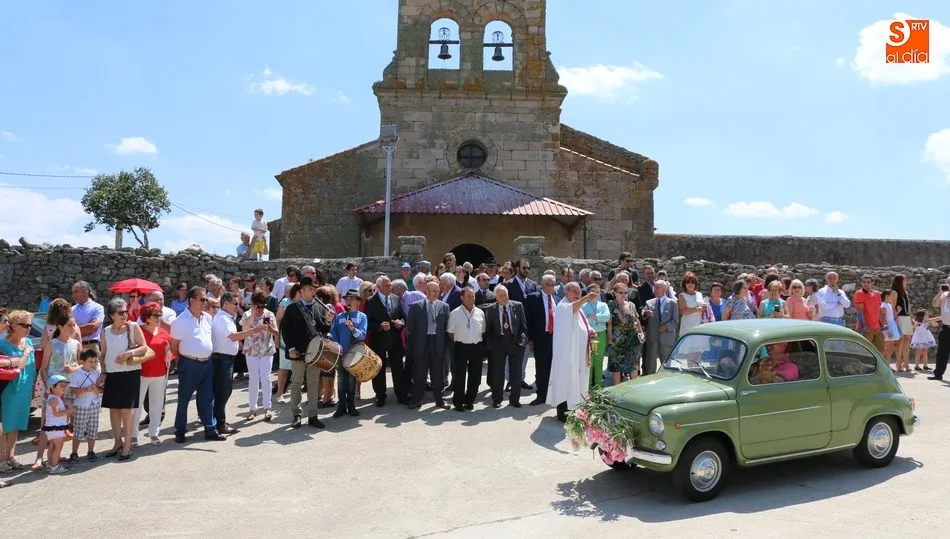 Decenas de vehículos volvieron a pasar ante la ermita de la Virgen del Árbol para recibir la bendición de San Cristóbal / CORRAL