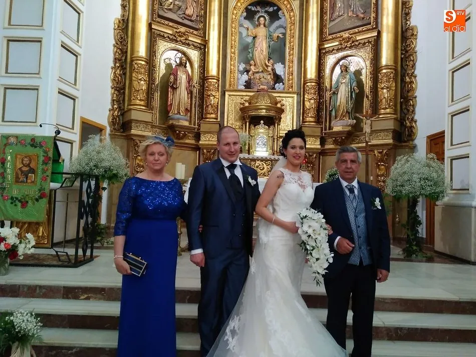 La pareja recién casada junto a los padrinos, Conchi y Manolo