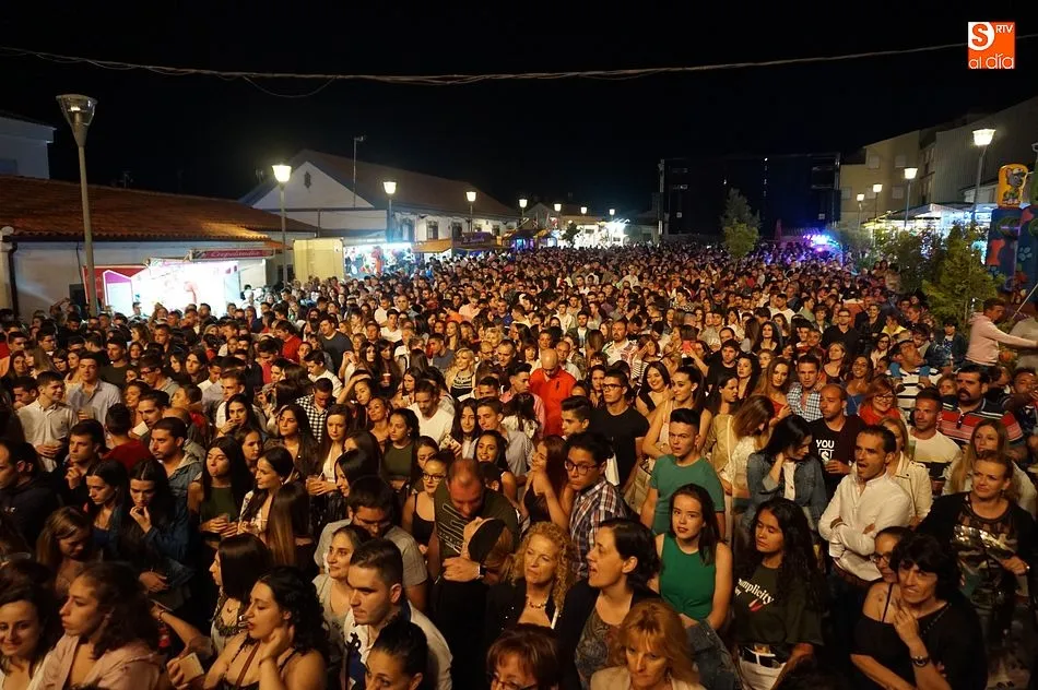 La plaza de Campillo de Salvatierra volvió a registrar un lleno absoluto con el concierto de El Maki