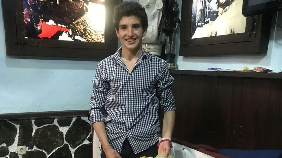 El torero Valentín Hoyos recibe el traje que lucirá el próximo jueves en las nocturnas de La...