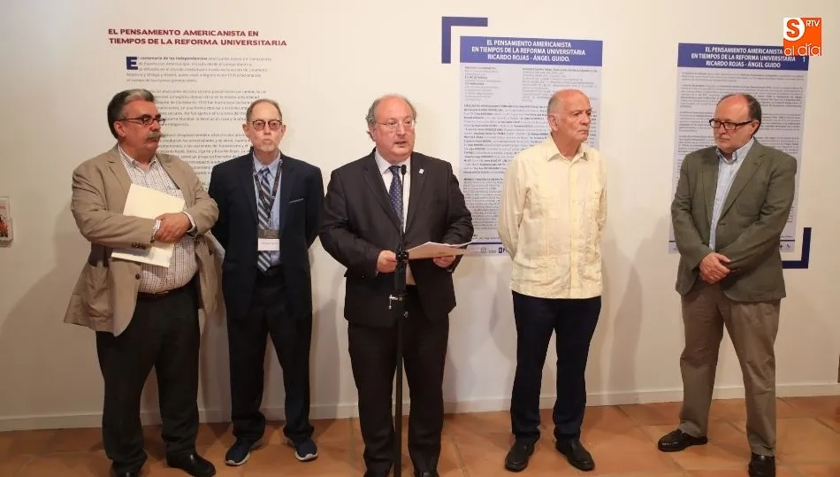 Enrique Cabero, vicerrector de Política Académica y Participación Social, en el centro, en la inauguración de estas muestras. Foto de Alberto Martín