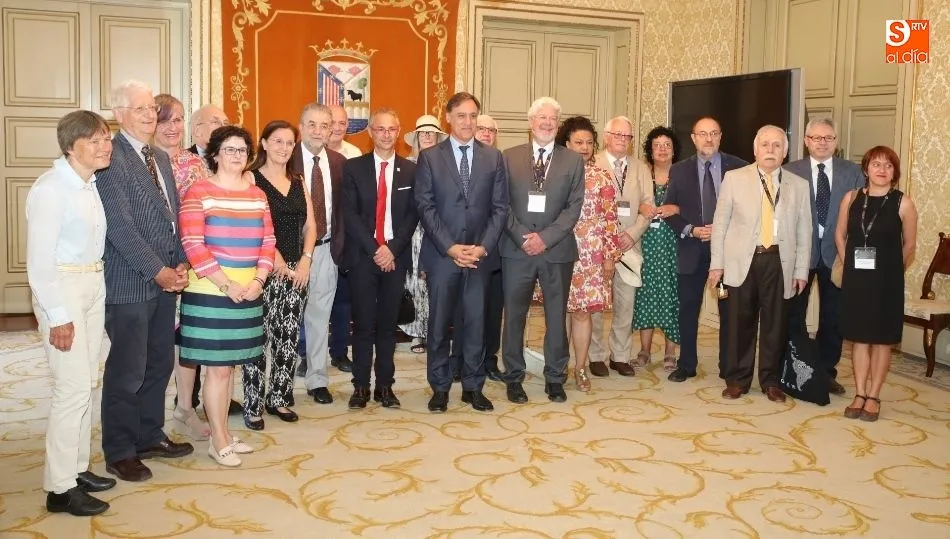 El primer teniente de alcalde de Salamanca, Carlos García Carbayo, junto a los integrantes del Comité Ejecutivo del Congreso Internacional de Americanistas. Foto de Alberto Martín