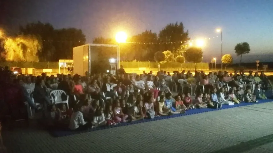 Arranca con éxito de público el programa ‘Sábados de cine al aire libre’