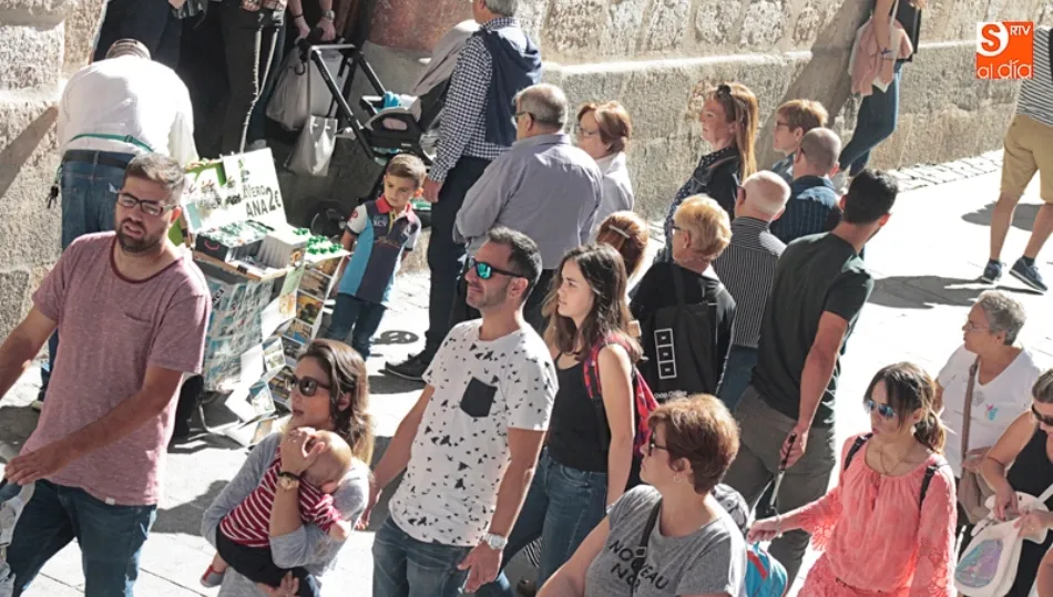 Turistas en el centro de Salamanca, junto a la Casa de las Conchas