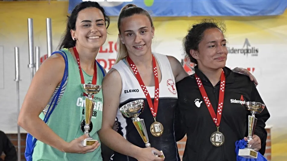La salmantina, junto a las halteras que le secundaron en el podio.
