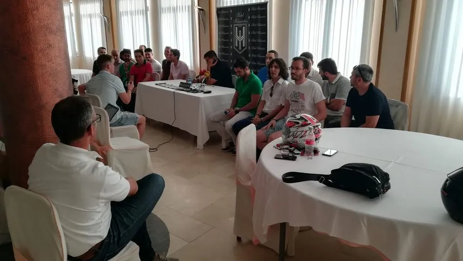 Gorka (izquierda), observa la introducción de Sandoval ante el grupo de trabajo.