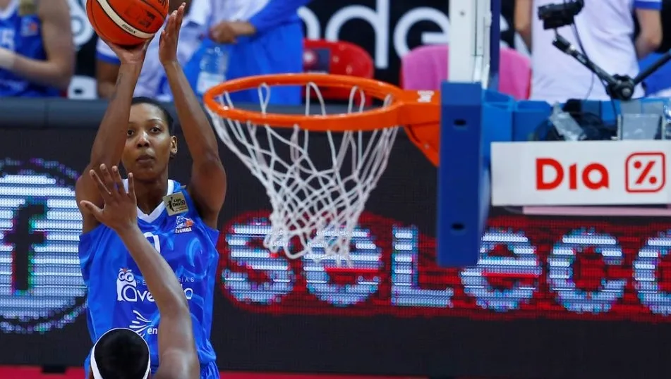 Angel Robinson, jugadora de Avenida. Foto del CB Perfumerías Avenida