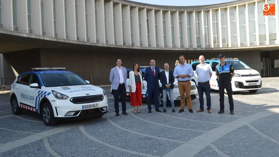 Los nuevos vehículos de la Policía Local han sido presentados en la plaza del Ayuntamiento