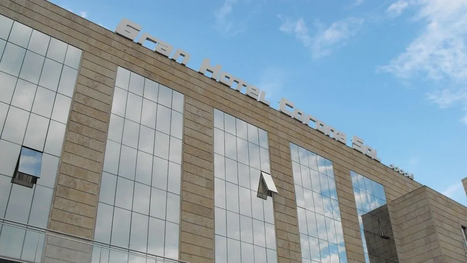 Fachada del hotel Corona Sol en la avenida de Villamayor