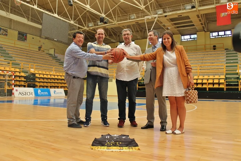 Representantes de CB Tormes, Montakit Fuenlabrada y Quesería La Antigua y el concejal de Deportes, en el pabellón de Würzburg.