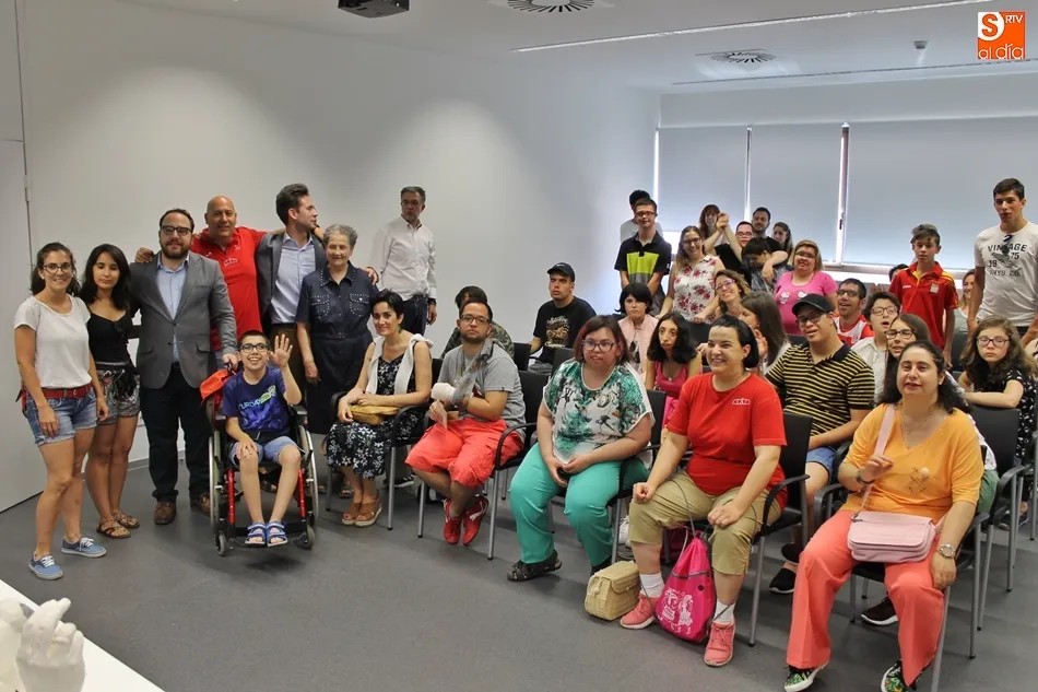 Visita de los participantes de las semicolonias al edificio I+D+I.