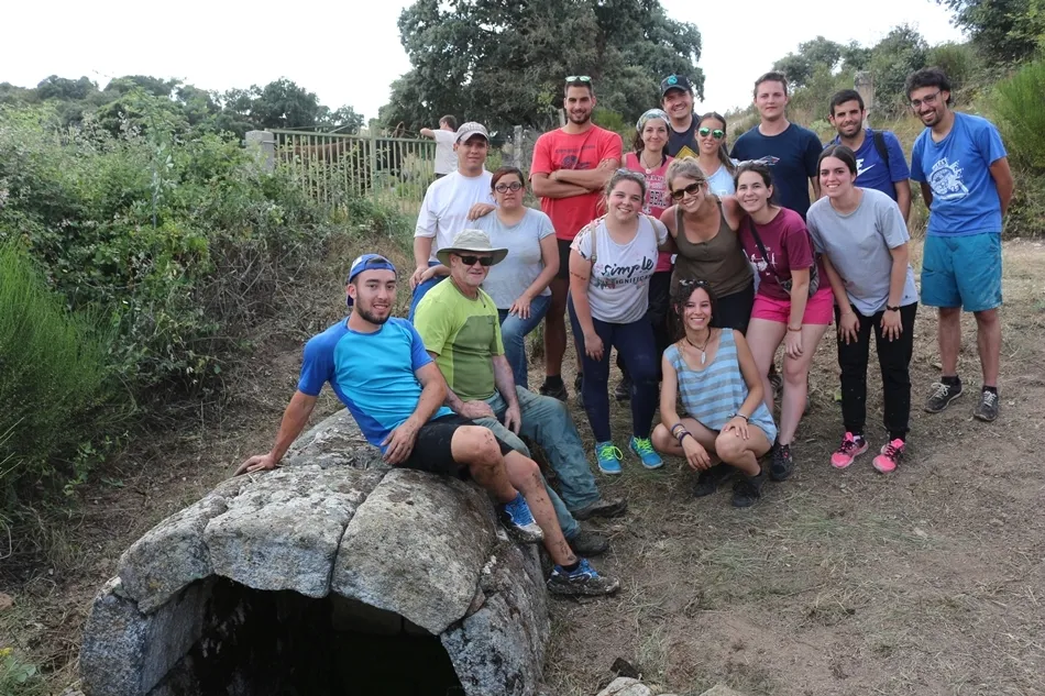 Grupo de voluntarios de VoluntaTormes, en una de las fuentes recuperadas en San Pelayo de Guareña.