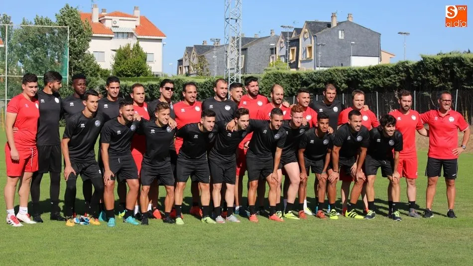 Foto de familia de jugadores y técnicos antes de iniciar la sesión. Fotos: Alberto Martín