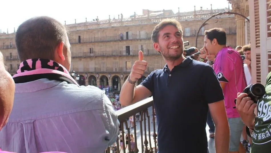 Aarón, de espaldas, y Pablo Cortés, ofreciendo el ascenso a los salmantinos en el balcón del Ayuntamiento. Foto: www.cfsalmantinouds.com
