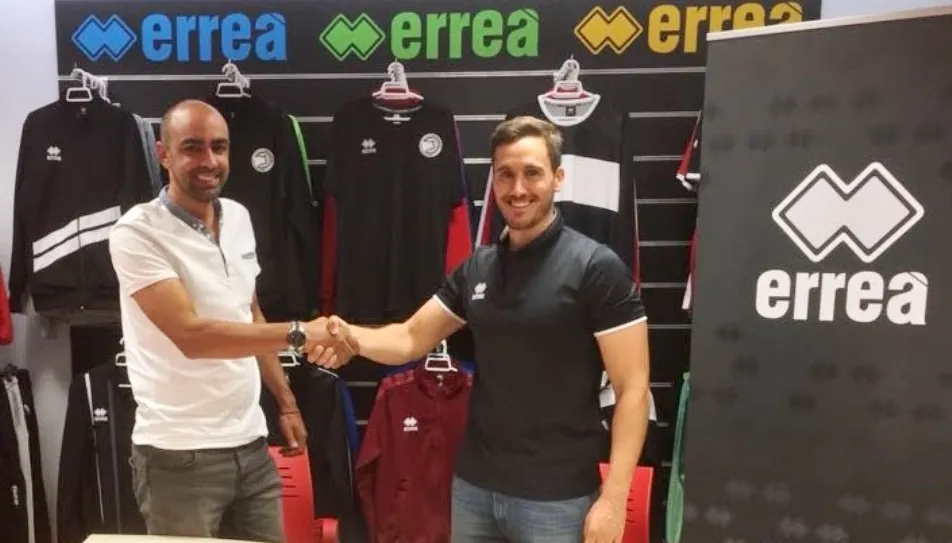 Firma del acuerdo con Errea para renovar el contrato de Unionistas con esta marca