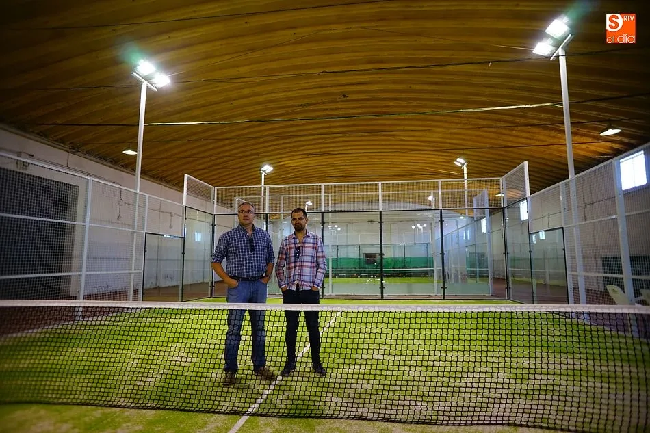 Julián Ramos y Carlos Arasa en las nuevas pistas de pádel cubiertas de Guijuelo