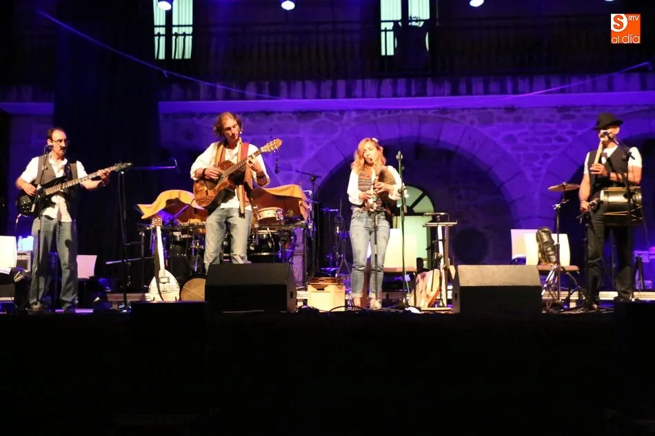 Zaragata Folk en una reciente actuación en Villarinon de los Aires