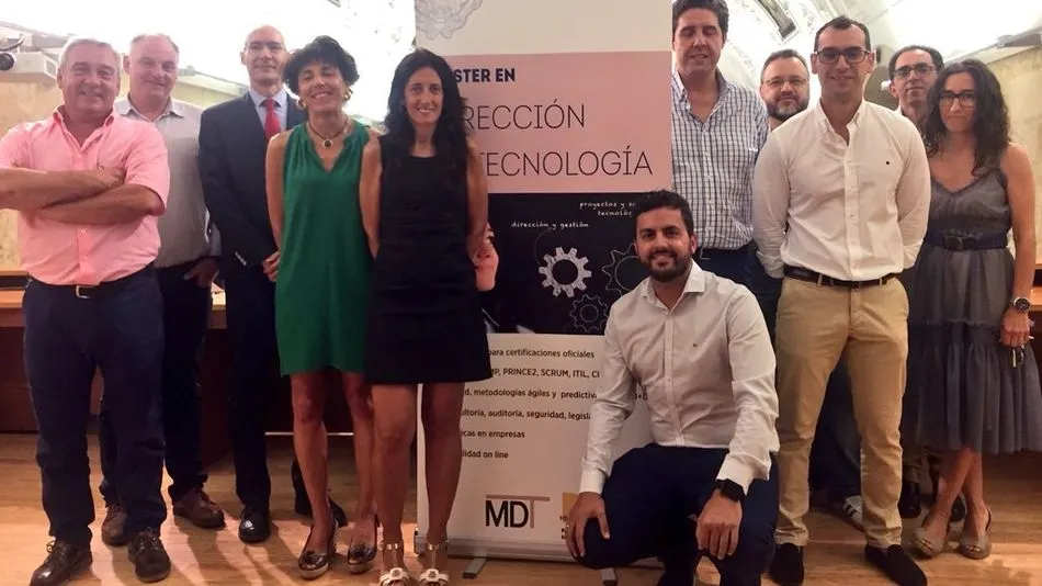 Foto de familia de participantes y organizadores.