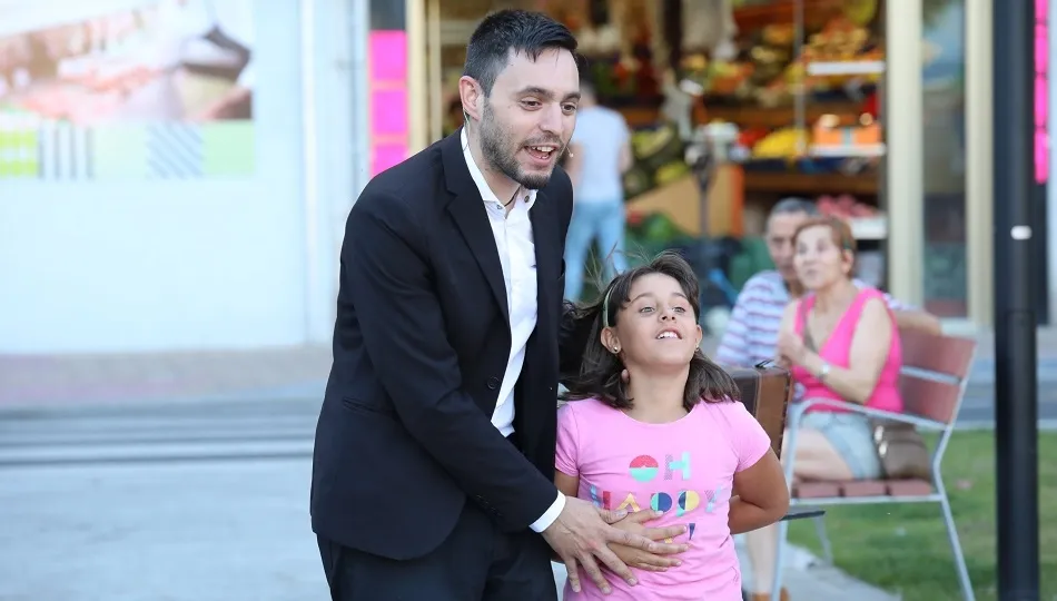El mago Pedro muestra un truco a una joven espectadora. Fotos: Alberto Martín