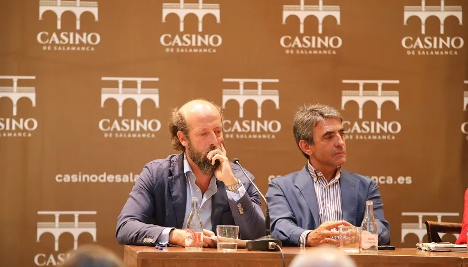 Victorino Martín (d.), presidente de la Fundación y ganadero, y Borja Cardelús, director general / ALBERTO MARTÍN
