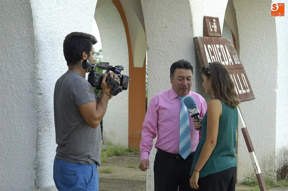 Un equipo de Tele5 entrevista a Germán Florindo en la tarde del jueves/Foto: Adrián Martín