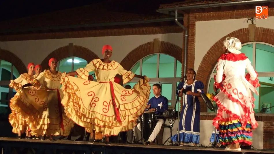 Los jóvenes bailarines llenaron el escenario de luz y colorido / M. Hernández