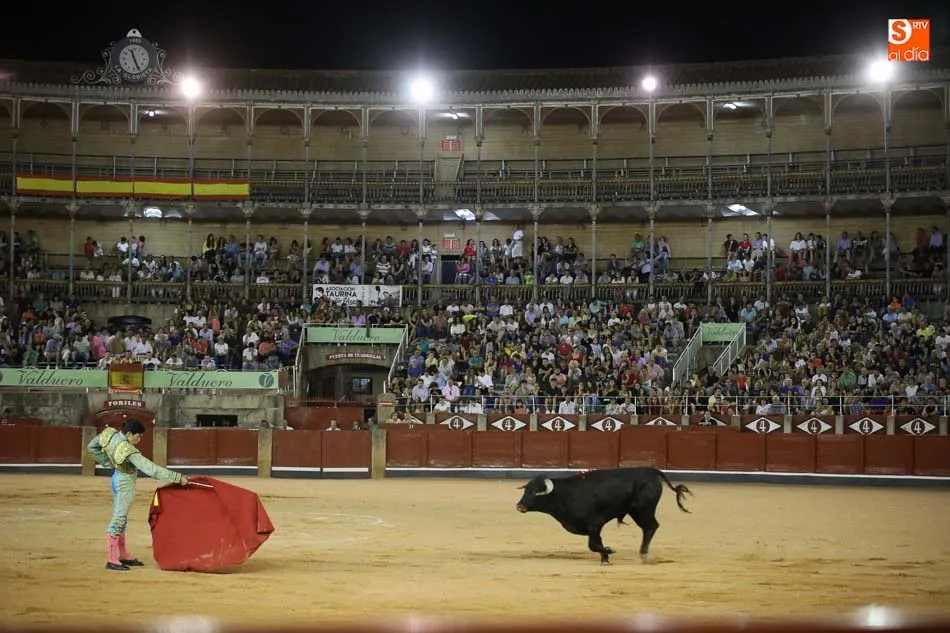 Lo más llamativo de la noche taurina fue la gran afluencia de público. Foto: Alberto Martín