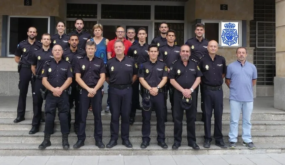 Alumnos y responsables policiales de la Comisaría de Salamanca