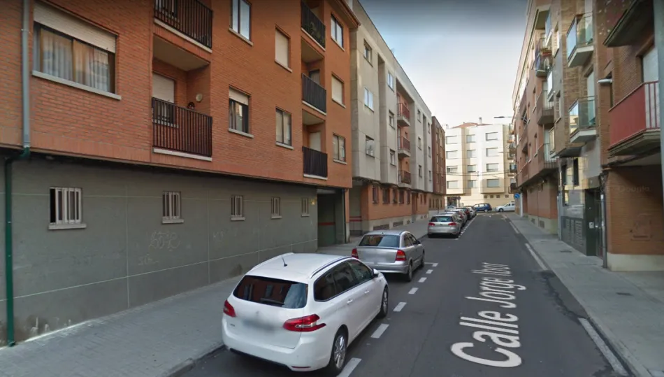 La agresión se produjo al bajar de su coche en la calle Jorge Ibor