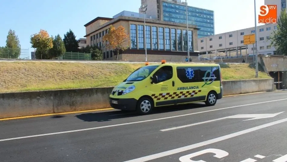 Ambulancia en el Complejo Asistencial de Salamanca