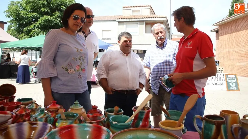 Representantes del Ayuntamiento han asistido a la inauguración de la feria de artesanía. Foto: Alberto Martín