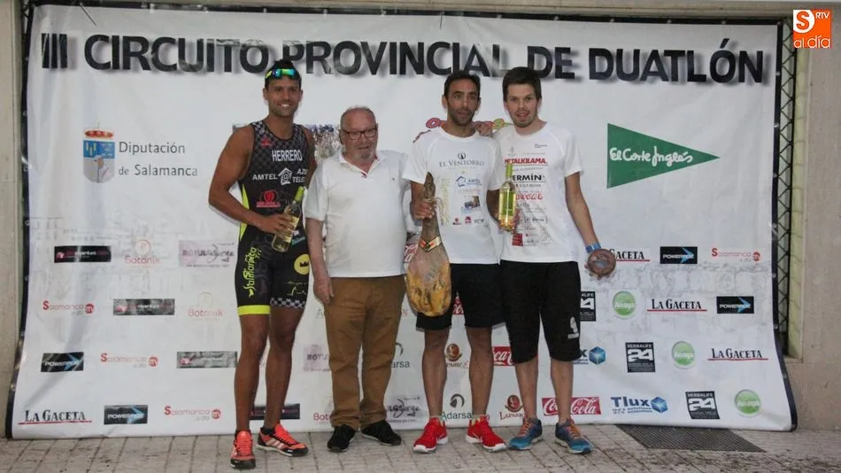 Podio masculino de la III Duatlón de Vitigudino con el Concejal de Deportes, Pepe Cordobés