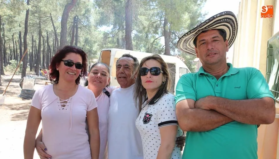 Los vecinos de la urbanización Los Cisnes comparten una gran paella