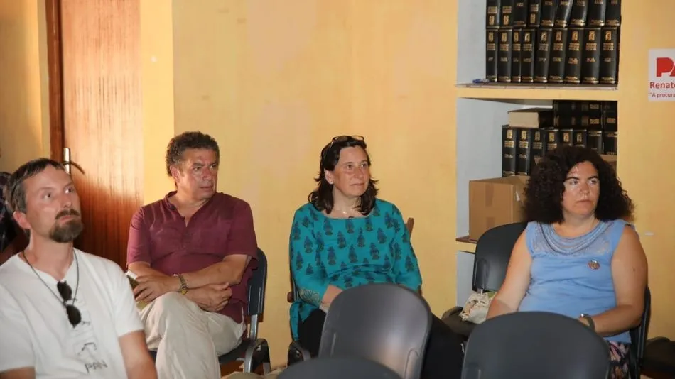 Varios asistentes, durante el encuentro de esta tarde. Fotos: Alberto Martín