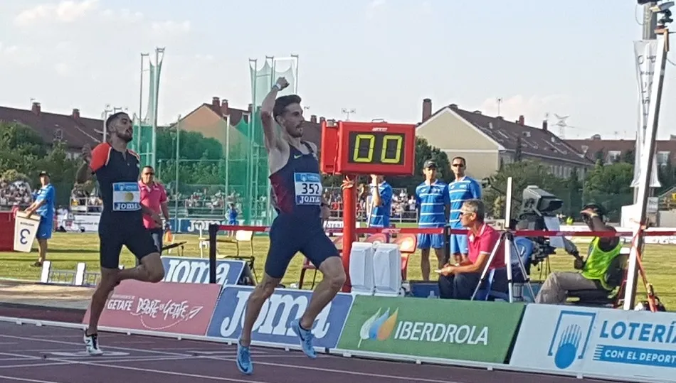 De Arriba, en el momento de atravesar la meta como vencedor. Foto: Rfea TW