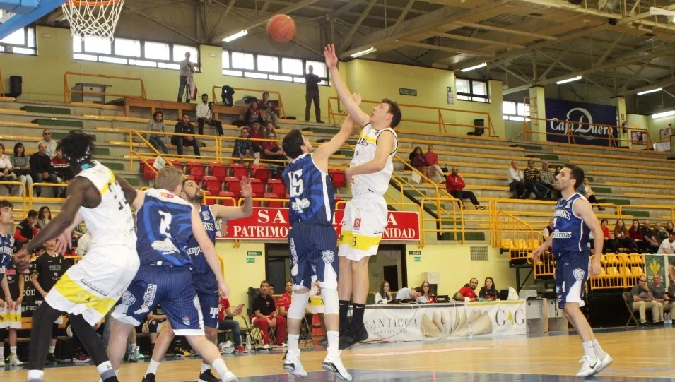 	César Yáñez en un partido del CB Tormes