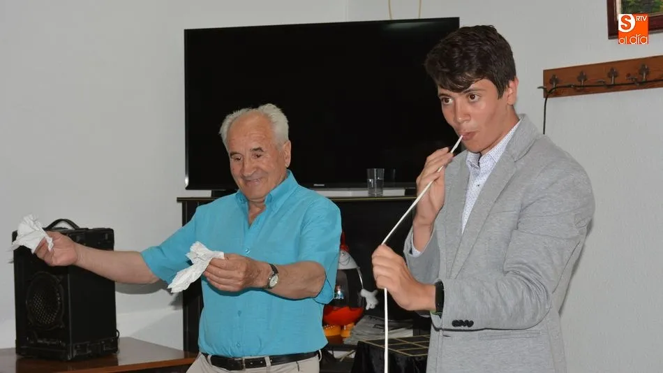 El mago Javi en uno de los momentos claves del espectáculo ayudado por un voluntario /E. Corredera